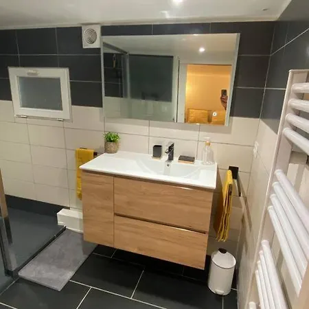 - Proche Chateau Cite アパート *